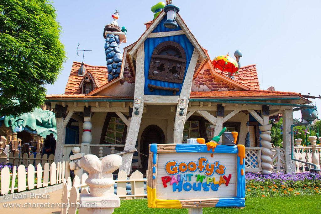Goofy's Paint 'n' Play House